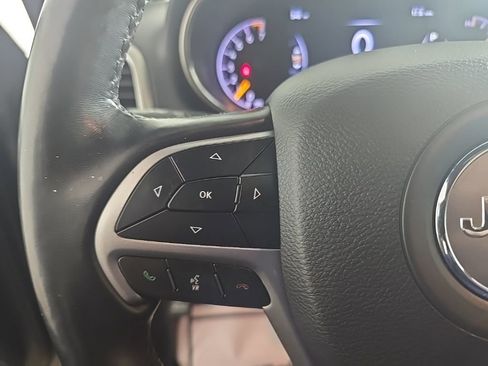 Used 2021 Jeep Grand Cherokee Laredo X image 12