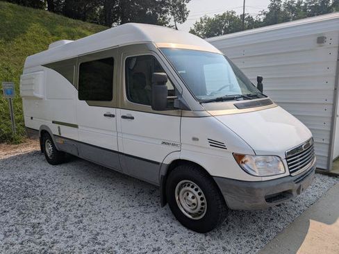 Used 2005 Freightliner Sprinter 2500 RWD image 1