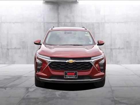 Used 2025 Chevrolet Trax LT FWD image 4