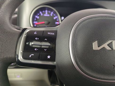 Used 2024 Kia Carnival LX image 29