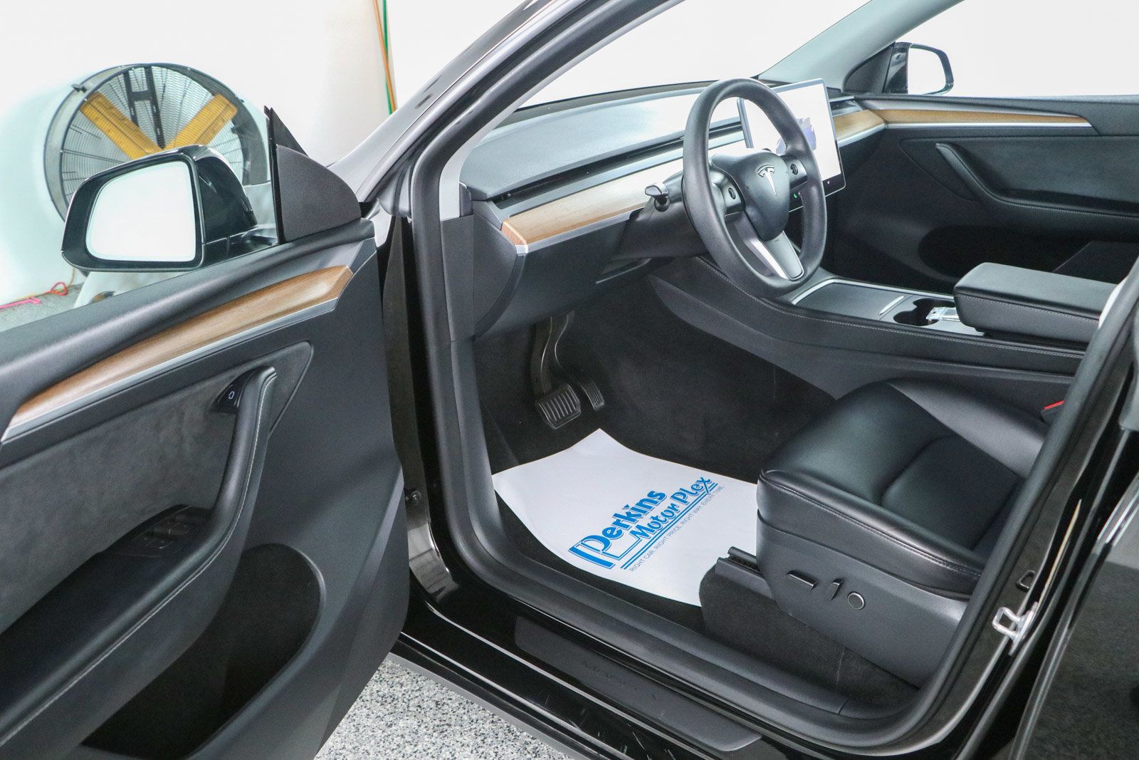 Used 2023 Tesla Model Y Long Range AWD/4WD image 3