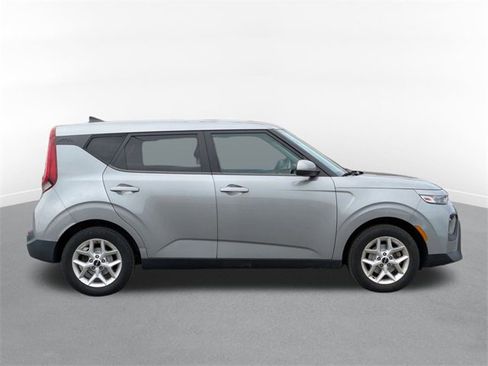 Used 2022 Kia Soul LX w/ Technology Package image 2