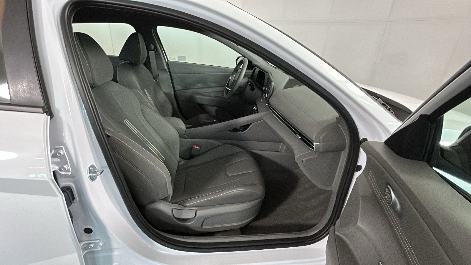Used 2025 Hyundai Elantra Sport FWD image 37