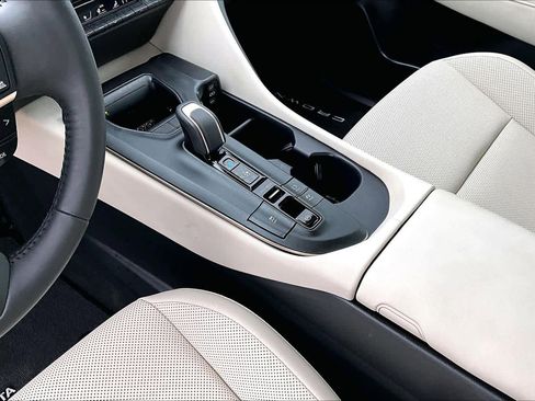 Used 2023 Toyota Crown Limited image 15