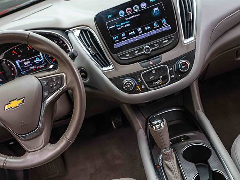 Used 2018 Chevrolet Malibu LT w/ Leather Package image 19