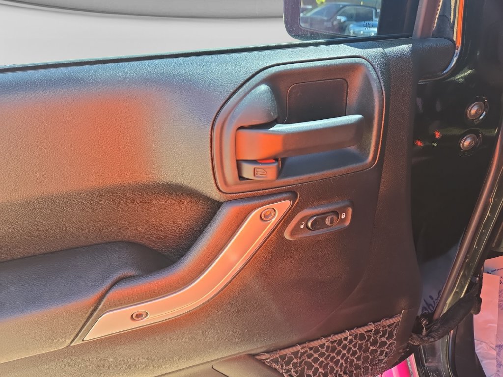 Used 2018 Jeep Wrangler Unlimited Sahara AWD/4WD image 16
