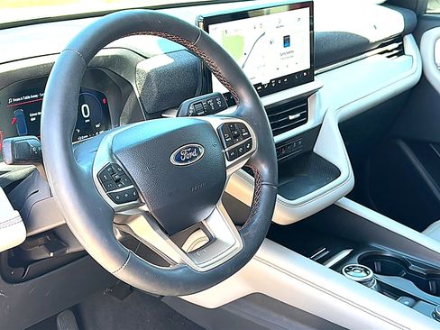 Used 2025 Ford Explorer Active w/ Active Comfort Package RWD image 5