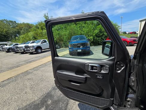 Used 2024 Jeep Wrangler Unlimited w/ Convenience Group AWD/4WD image 19