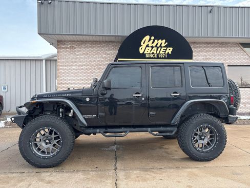 Used 2017 Jeep Wrangler Unlimited Rubicon image 2