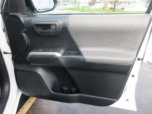 Used 2017 Toyota Tacoma SR5 image 29