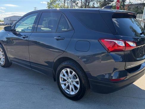 Used 2019 Chevrolet Equinox LS w/ LS Convenience Package AWD/4WD image 3