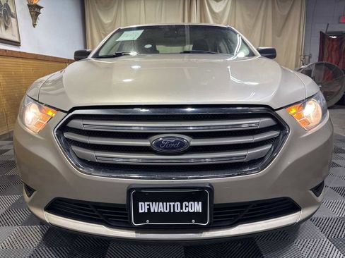 Used 2018 Ford Taurus SE image 3