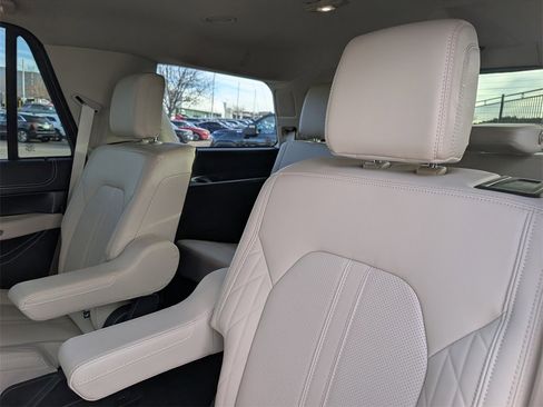 Used 2024 Ford Expedition Platinum image 16