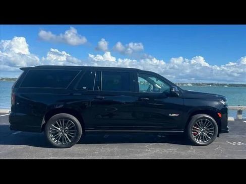 Used 2023 Cadillac Escalade ESV V image 4