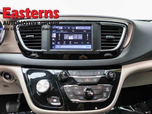 Used 2023 Chrysler Voyager LX image 12