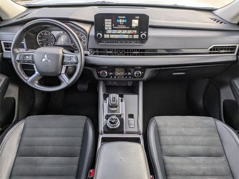 Used 2024 Mitsubishi Outlander SE image 16
