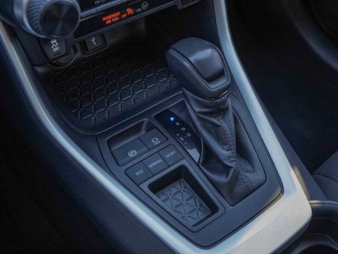 Used 2021 Toyota RAV4 LE image 19