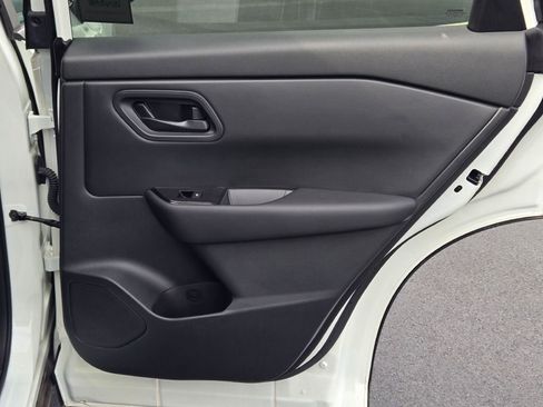 Used 2024 Nissan Rogue S image 7