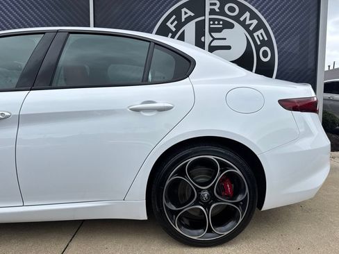 Used 2023 Alfa Romeo Giulia Veloce AWD/4WD image 14
