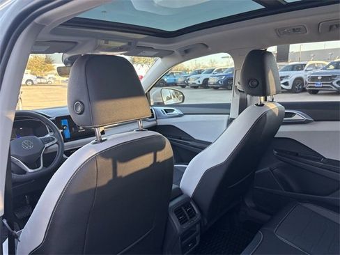 Certified 2025 Volkswagen Taos SE image 22