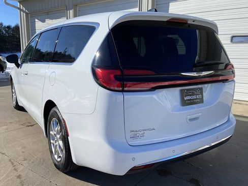 Used 2024 Chrysler Pacifica Touring-L image 5