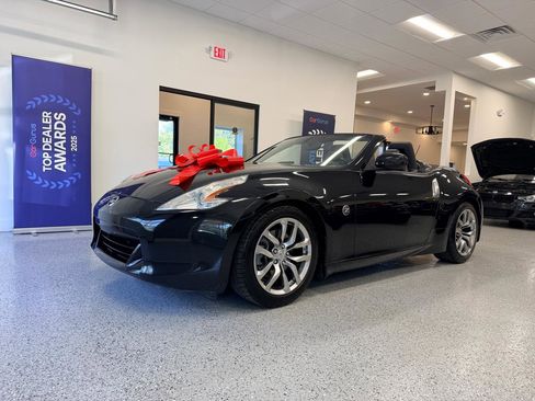 Used 2010 Nissan 370Z Touring RWD image 17