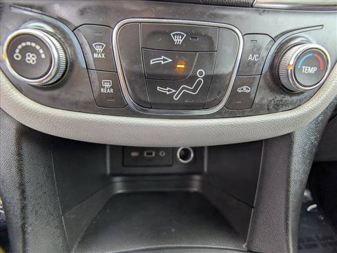 Used 2021 Chevrolet Equinox LS FWD image 15