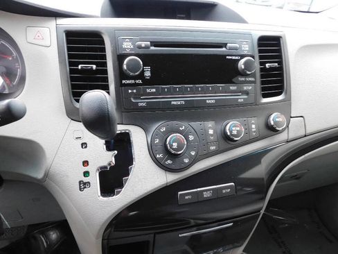 Used 2011 Toyota Sienna LE image 28