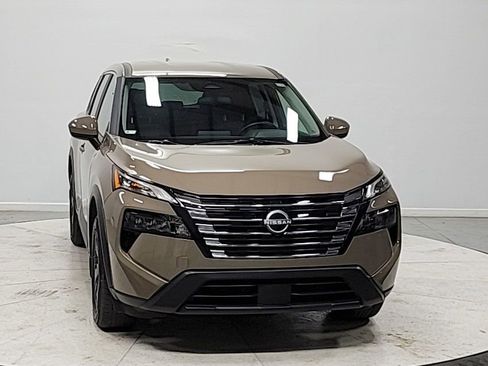 Used 2025 Nissan Rogue SV image 2