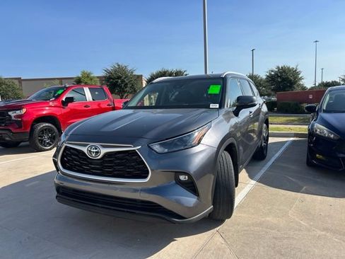 Used 2022 Toyota Highlander XLE AWD/4WD image 8