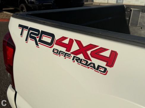 Used 2019 Toyota Tacoma TRD Off-Road w/ Technology Package AWD/4WD image 9