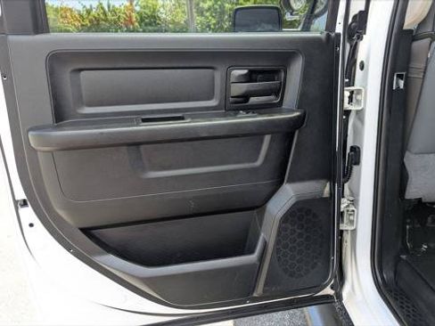 Used 2019 RAM 1500 4x4 Crew Cab Classic image 16