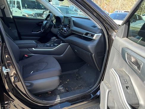 Used 2020 Toyota Highlander LE image 19