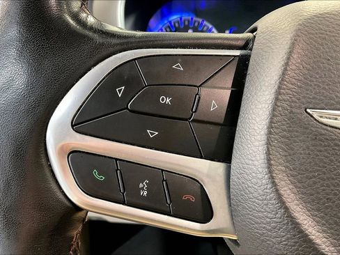 Used 2020 Chrysler Pacifica Touring w/ Cold Weather Group FWD image 12