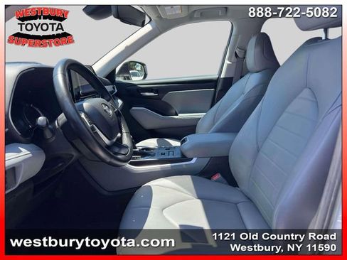 Used 2023 Toyota Highlander XLE AWD/4WD image 18