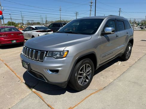 Used 2018 Jeep Grand Cherokee Limited AWD/4WD image 6