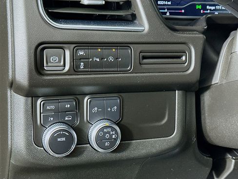 Used 2023 GMC Yukon SLT AWD/4WD image 13