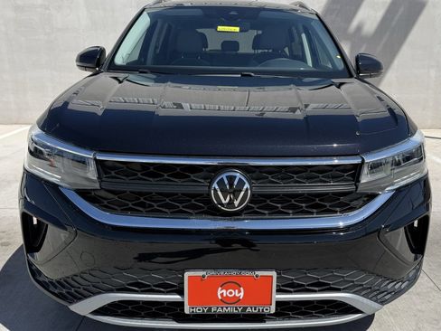 Certified 2024 Volkswagen Taos SE image 2