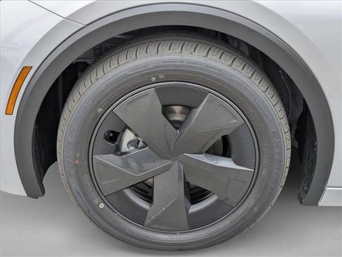 New 2026 Toyota Prius LE image 10