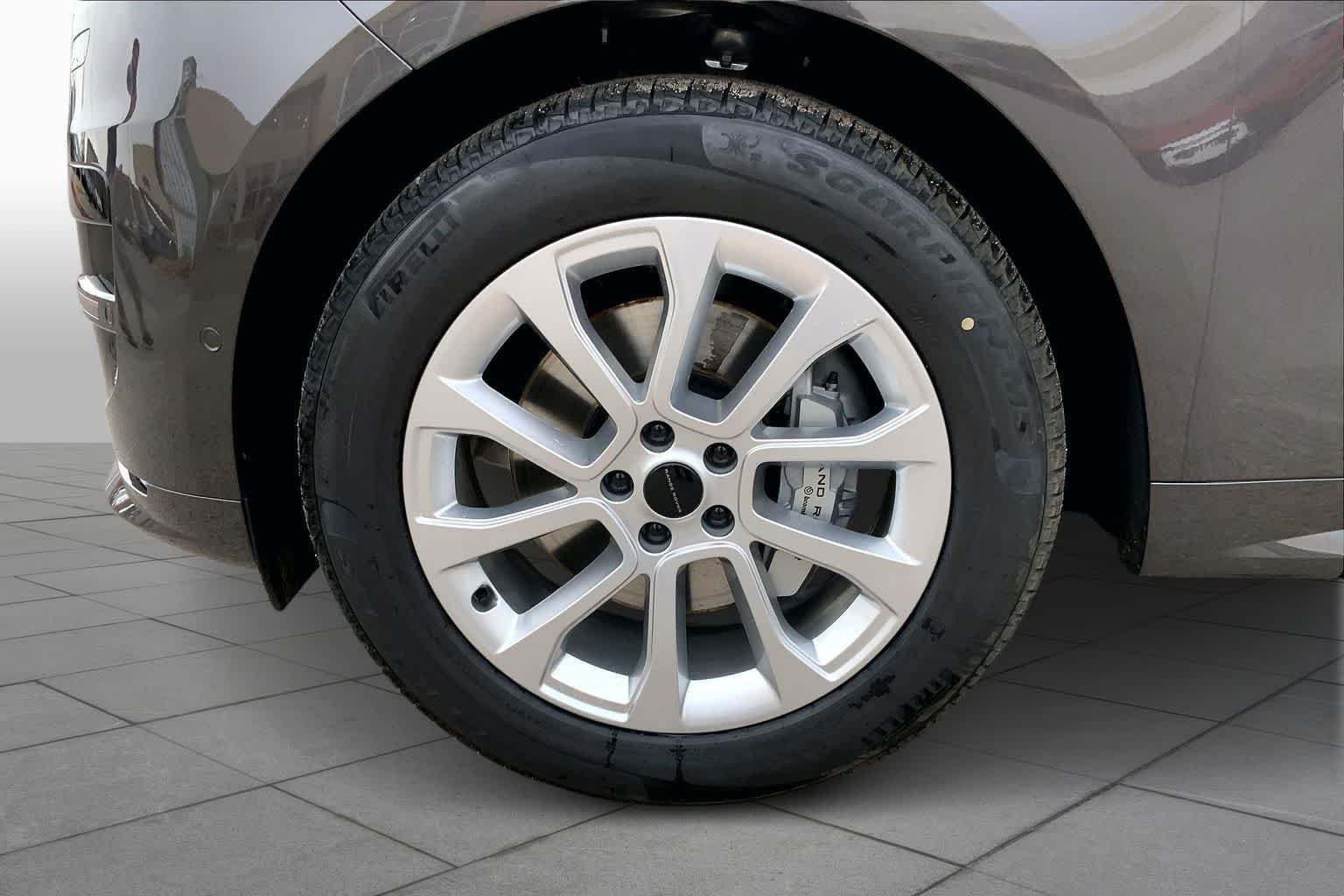 New 2026 Land Rover Range Rover Sport Dynamic SE AWD/4WD image 11