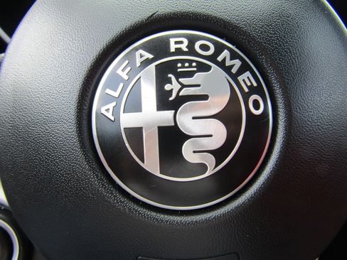Used 2018 Alfa Romeo Giulia AWD image 39