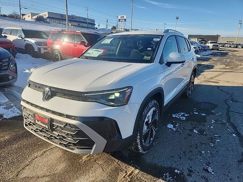 New 2026 Volkswagen Taos SE AWD/4WD image 3