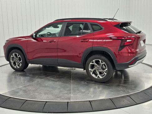 Used 2025 Chevrolet Trax LT FWD image 3