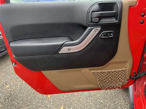 Used 2017 Jeep Wrangler Unlimited Rubicon w/ Connectivity Group image 11