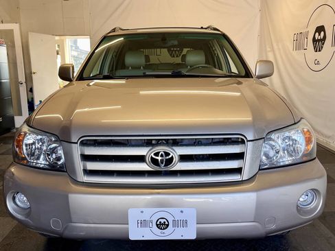 Used 2005 Toyota Highlander 4WD V6 w/ 3rd Row image 8