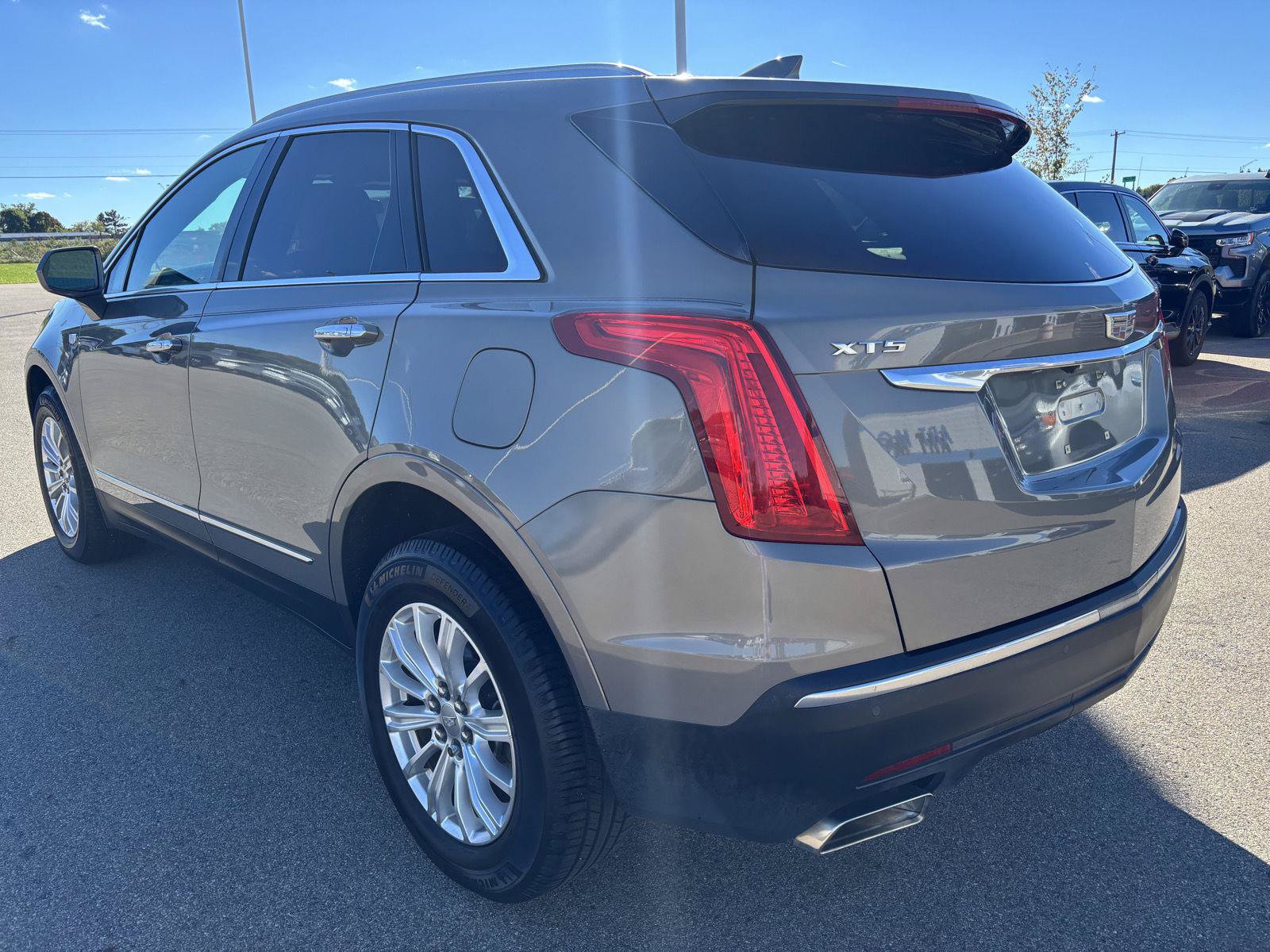 Used 2018 Cadillac XT5 FWD w/ LPO, Wheel Lock Package image 3