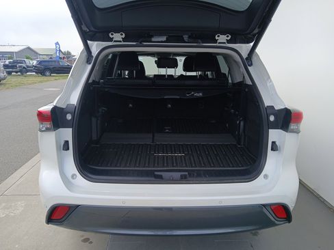 Used 2020 Toyota Highlander Limited image 9