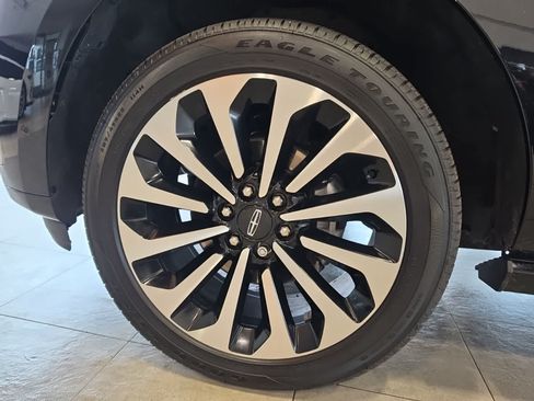 Used 2022 Lincoln Navigator Reserve AWD/4WD image 16
