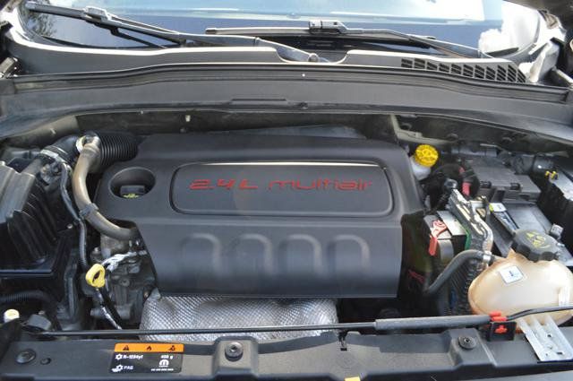 Used 2017 Jeep Renegade Latitude FWD image 19