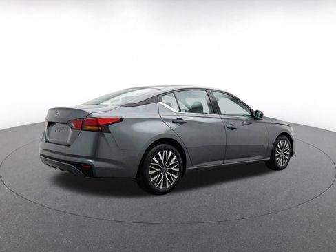 Used 2025 Nissan Altima 2.5 SV FWD image 9